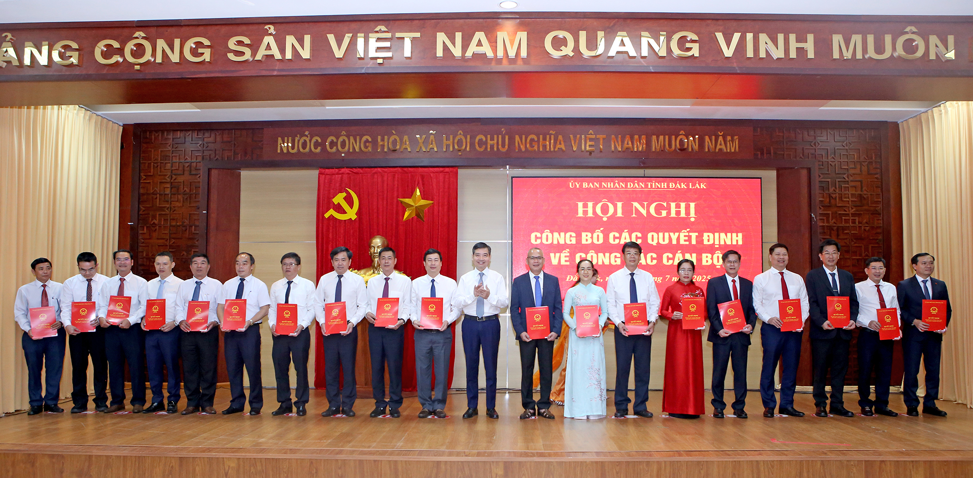 Phó Bí thư Tỉnh ủy, Chủ tịch UBND tỉnh Tạ Anh Tuấn trao Quyết định bổ nhiệm các đồng chí thủ trưởng các cơ quan chuyên môn, tổ chức hành chính và đơn vị sự nghiệp công lập trực thuộc UBND tỉnh.